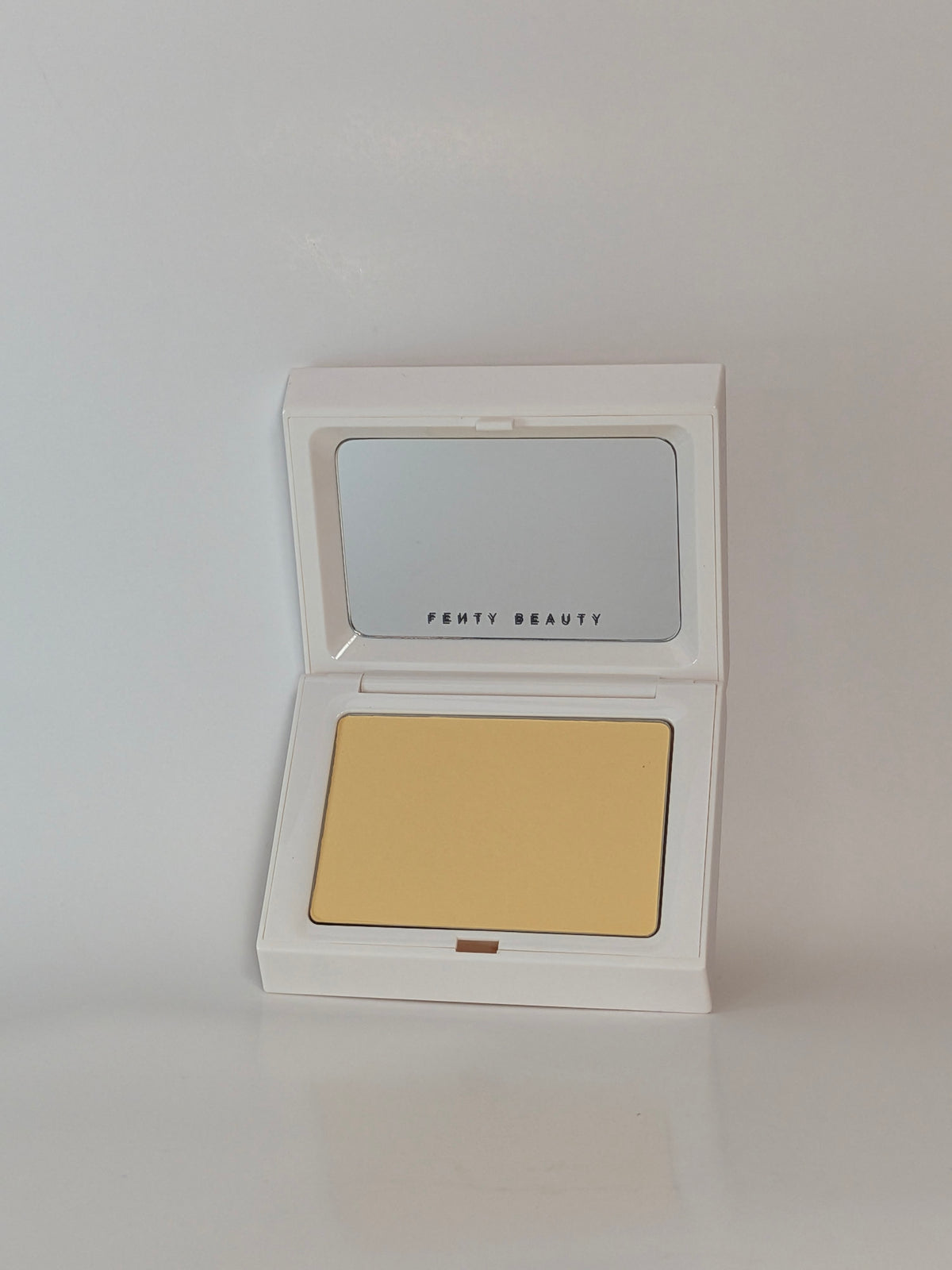 Fenty Beauty - Bright Fix Instant Brightening + Blurring Powder